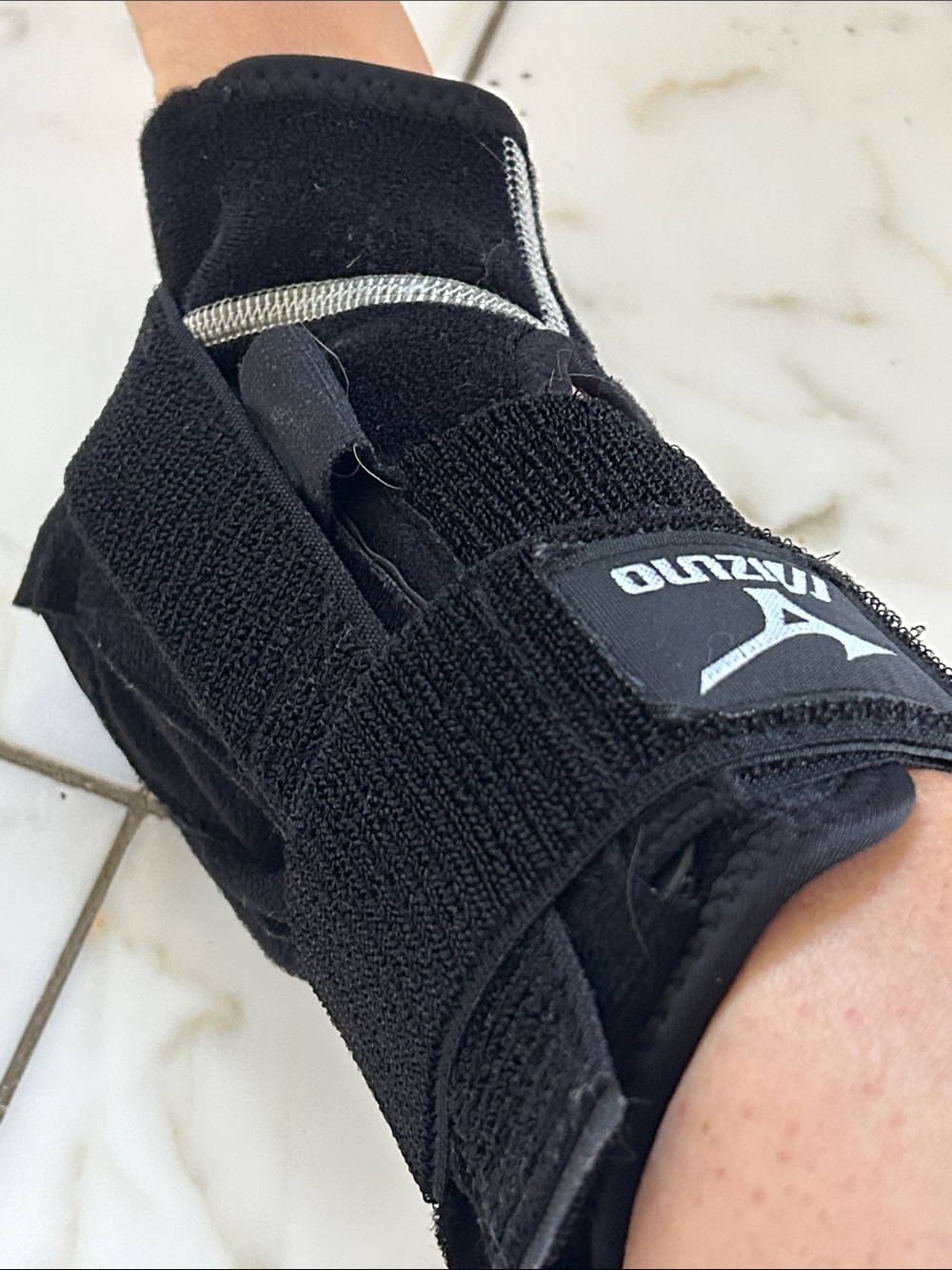 Mizuno Black ankle Brace with Reinforced Strap right and left ankle brace size L